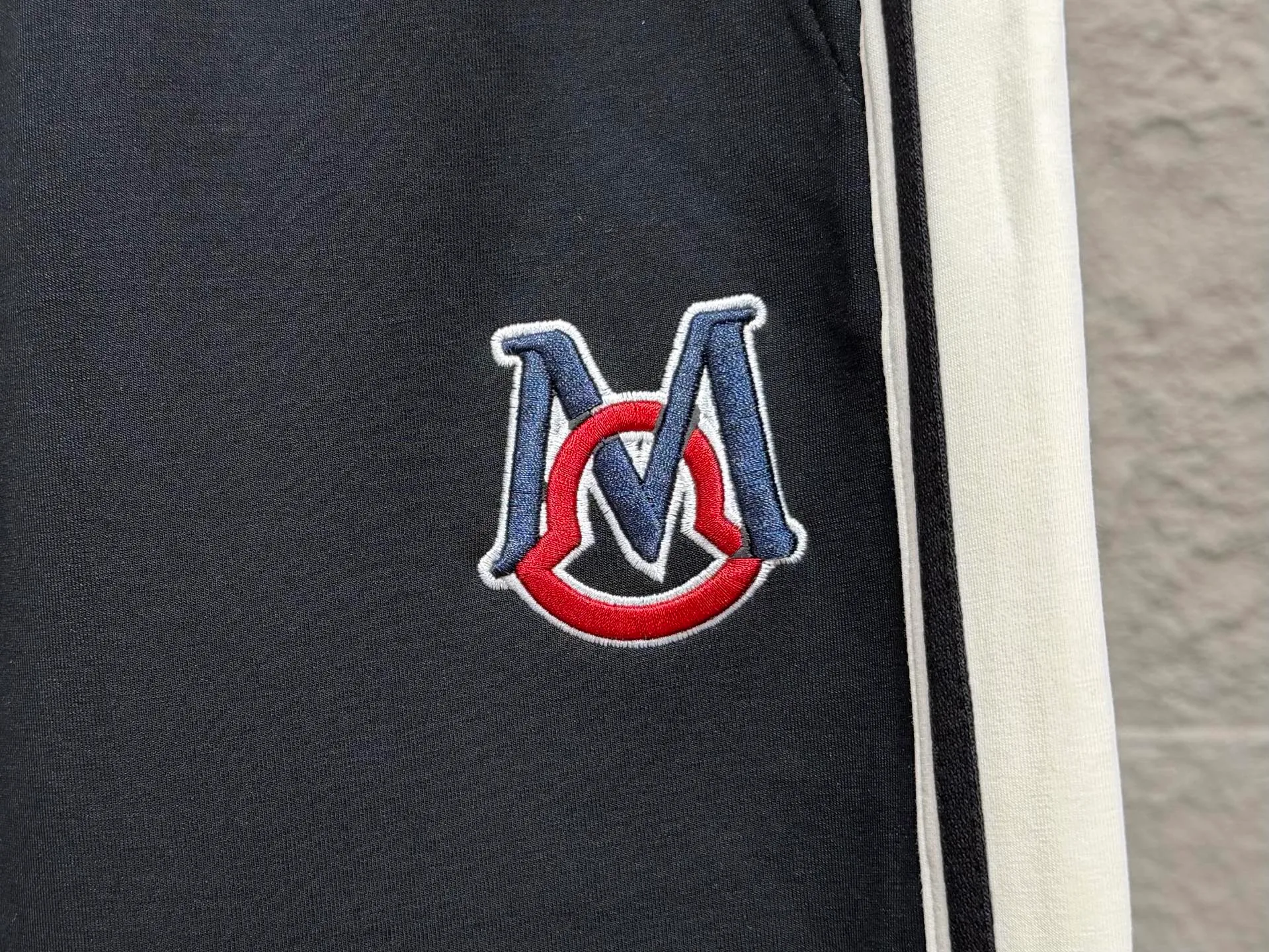 Moncler 2026ss ● ： ， ， ，Breathable ， 。 ● ： ，Retro ； ， ， ， 。 ● ： M ， ； Moncler Classic ， 。 ● ： ， ， ， 。 ● ： 、 、 ， 、T 、 ， 。，🧱 。 SIZE：M L XL XXL XXXL
